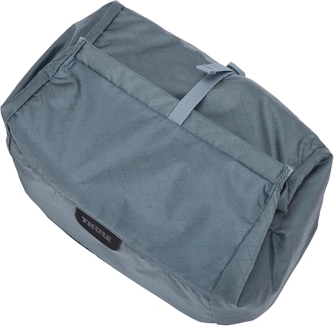Thule Travel Shoe Bag, Fits up to US Size 13 / EU 48, Compression Strap, Magnetic Closure - Image 3