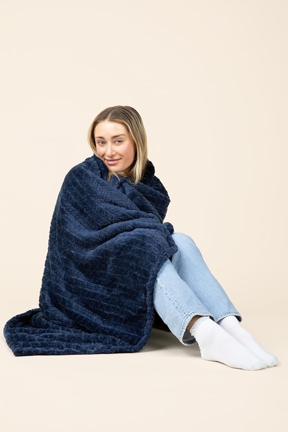 EverSnug Travel Blanket & Pillow 68x42 - Premium Ultra-Soft Microfleece 2 in 1 Compact & Packable Flight Blanket with Soft Bag Pillowcase, Hand Luggage Sleeve and Backpack Clip (Navy Blue) - Image 8