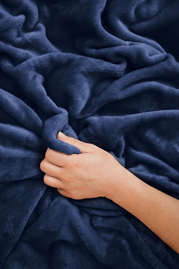 EverSnug Travel Blanket and Pillow - Premium Soft 2 in 1 Airplane Blanket with Soft Bag Pillowcase, Hand Luggage Sleeve and Backpack Clip (Navy Blue) - Image 7